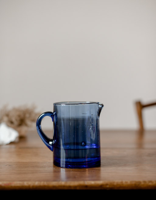 Carafe en verre Beldi bleue – 1 litre