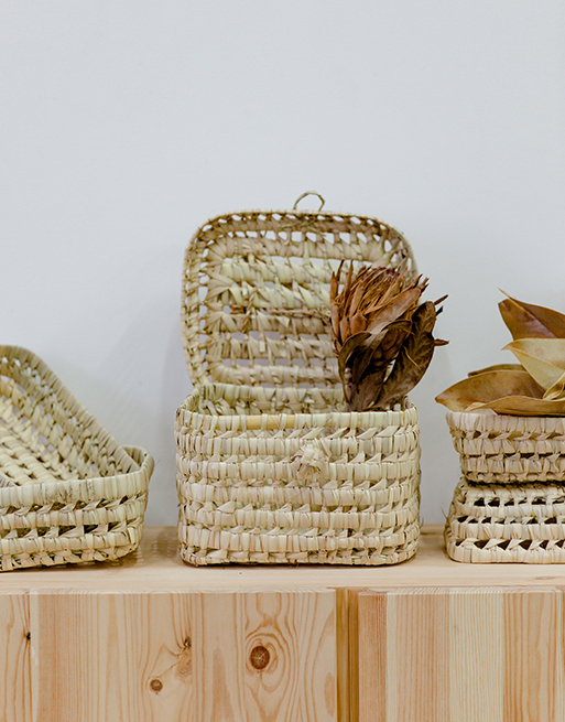 Panier à linge artisanal, tressé en osier et palmier clair