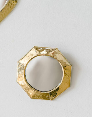 Zoom sur le contour en laiton du miroir lisse octogonale
