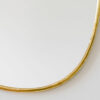 Zoom sur les contours en laiton de notre miroir galet