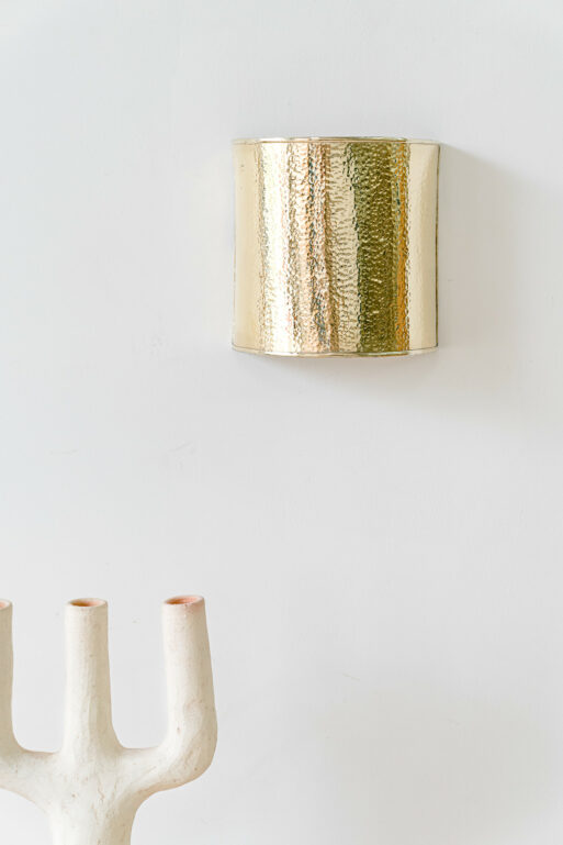 Zoom sur notre applique en laiton accroché au mur