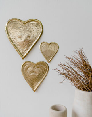 Trio de coeur doré martelé accroché au mur décoré