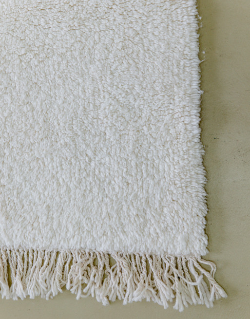 Focus sur les bordures frangées de notre tapis Beni Ouarain blanc