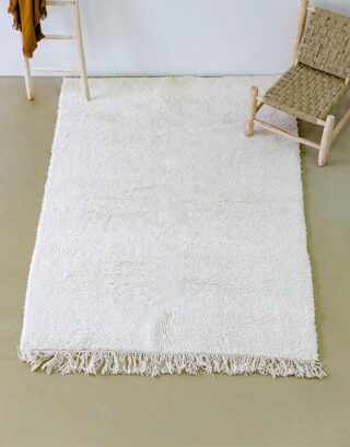 Tapis Beni Ouarain blanc uni dans un décor naturel