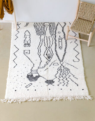 Tapis Beni Ouarain à motifs asymétrique vu de haut dans un décor naturel