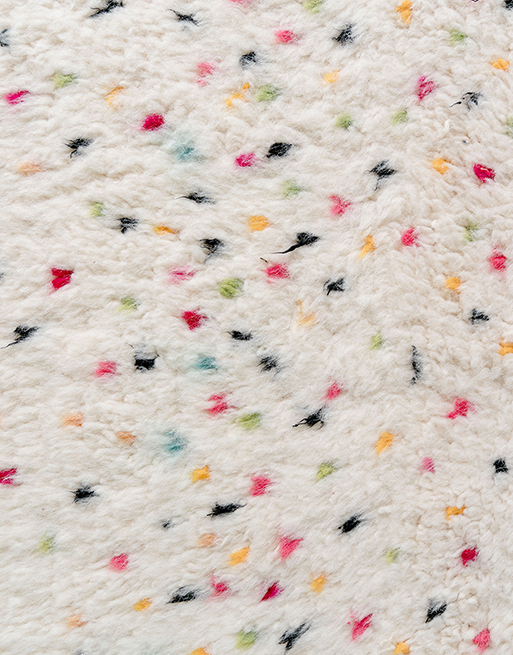 Détail de la laine colorée avec pois multicolores