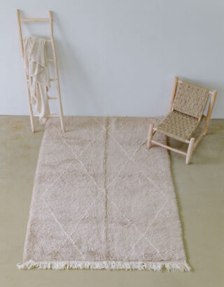 Joli tapis beige chiné vu du dessus