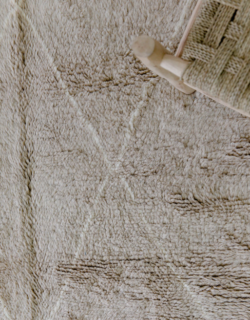 Détail de la laine épaisse de ce tapis beige chiné