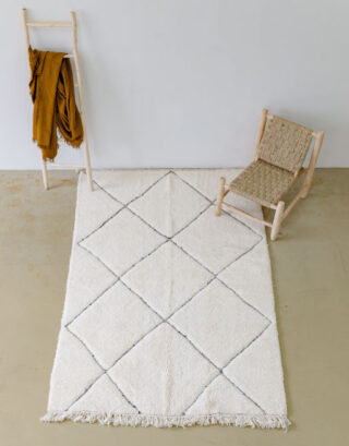 Tapis écru à losanges noirs dans un décor naturel