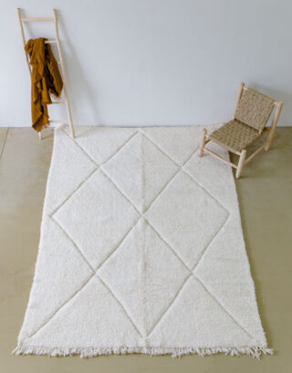 Grand tapis écrus à losanges unis par le dessus