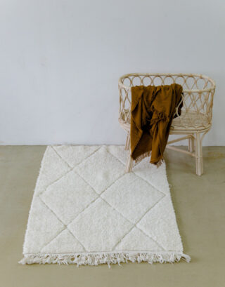Tapis à grands losanges blancs et son berceau en rotin