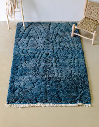 Tapis laine coloré bleu vu du haut dans un décor naturel