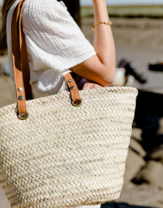 Notre joli panier en paille porté à l'épaule