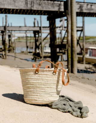 Panier en paille sur la plage