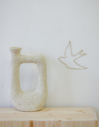 Hirondelle en fil accompagnée d'un vase en argile