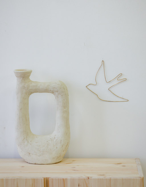 Hirondelle en fil accompagnée d'un vase en argile