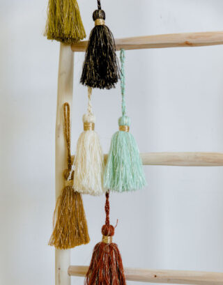 Détail de couleurs des pompons en laine