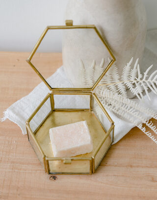 Boîte à bijoux en verre doré ouverte avec carré d'ambre