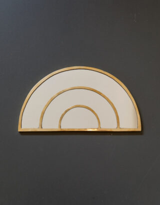 Miroir arc-en-ciel doré sur fond noir