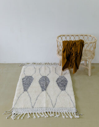 Petit tapis berbère gris et blanc dans une chambre