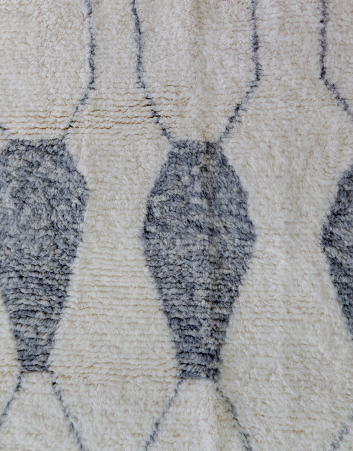 Zoom sur les motifs gris de notre petit tapis berbère