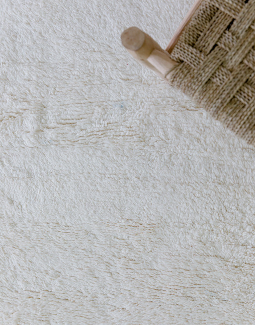 Zoom sur la laine épaisse de notre tapis blanc