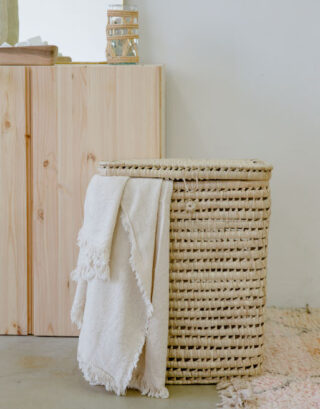 Panier à linge avec plaid qui en ressort