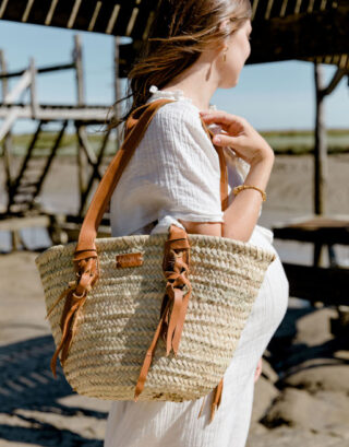 Panier cabas tressé porté à l'épaule