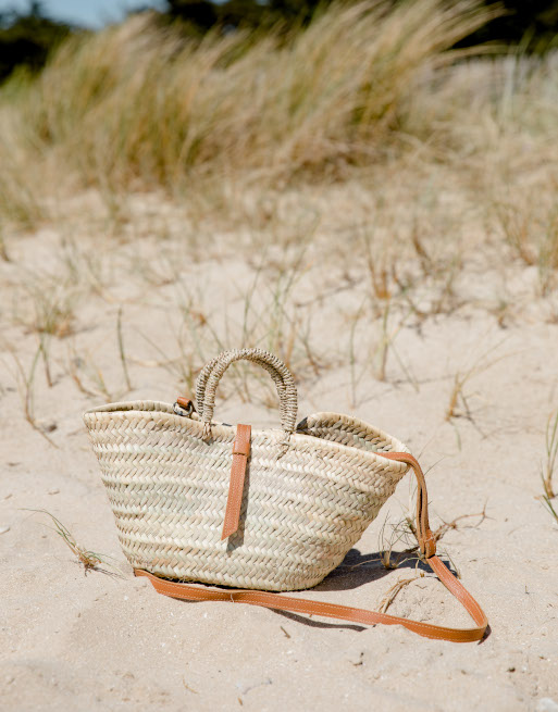 Panière en paille, anse en cuir. Artisanat Maroc