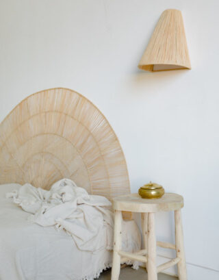 Applique raphia au-dessus d'une table de chevet