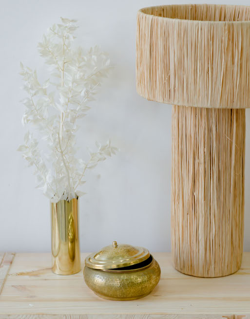 Boite dorée entourée d'un vase et d'une lampe