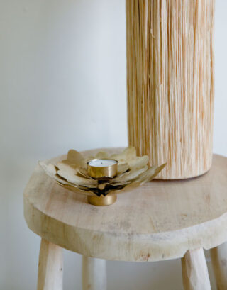 Bougeoir en laiton sur une table de chevet