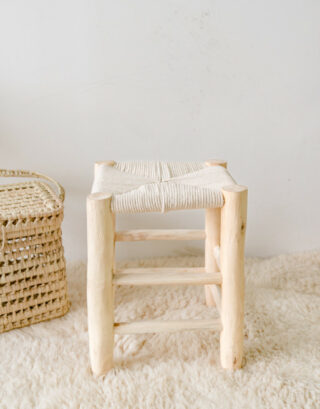 Tabouret en bois et corde posé sur un joli tapis Beni Ouarain