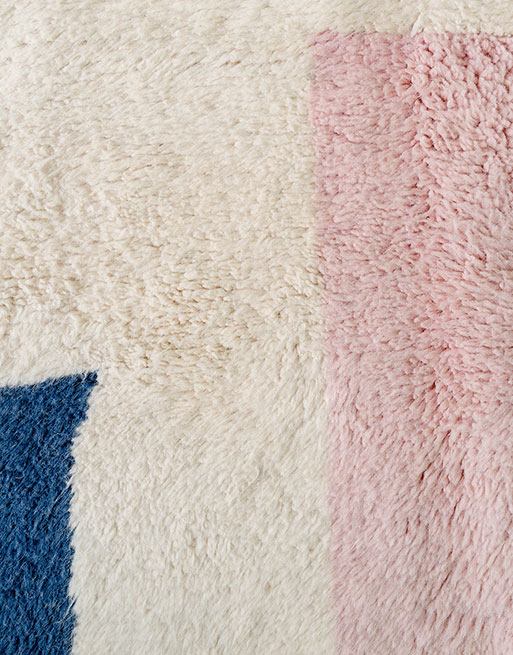 Zoom sur la laine colorée de notre tapis
