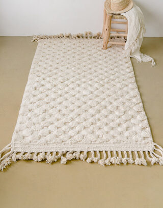 Tapis Beni Ouarain berbère vu du dessus dans un décor naturel