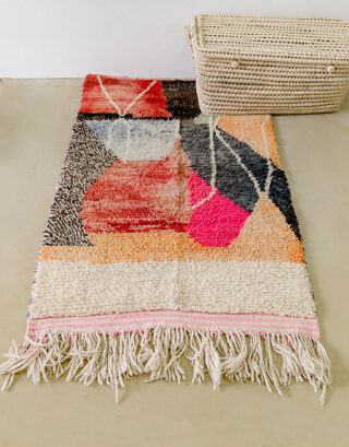 Tapis marocain berbère n°338 vu du haut avec grande malle