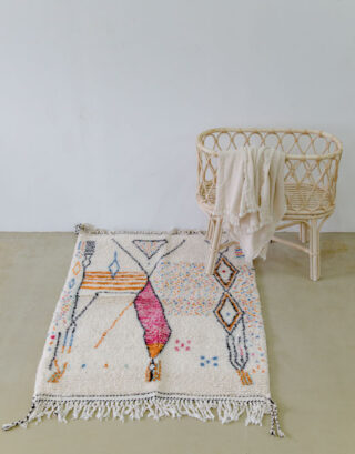 Tapis Beni Ouarain multicolore dans une chambre