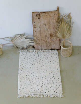 Tapis berbère beni ouarain à pois noirs