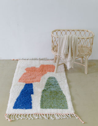Tapis berbère épais dans une chambre d'enfant
