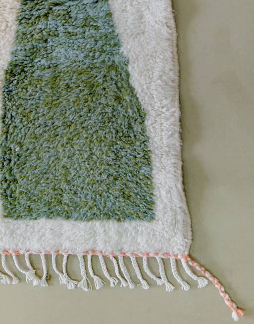 Détail des bordures tressées de notre tapis berbère coloré