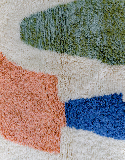 Zoom sur le motif coloré de notre tapis en laine épais