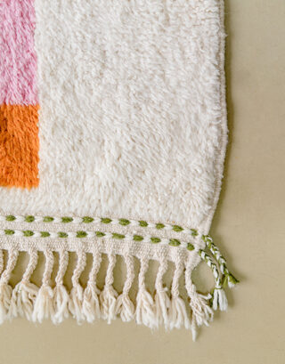 Zoom sur les franges tréssées de notre tapis en laine
