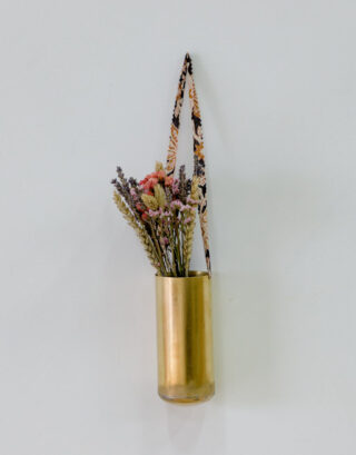 Soliflore en laiton suspendu avec un bouquet de fleurs séchées