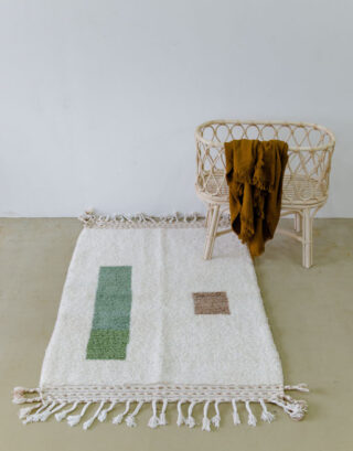 Petit tapis coloré à bordures tressées dans une chambre d'enfant