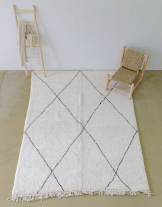 Grand tapis à losanges noirs photographié du dessus