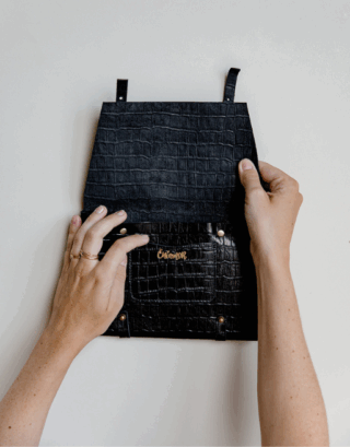 Grande pochette en cuir pour femme tenue dans la main