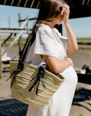 Notre panier tressé à franges noires porté à l'épaule