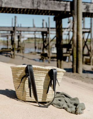 Panier tressé à franges en cuir sur la plage