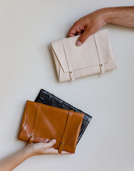 Pochette en cuir pour femme  Trois variantes disponibles - Eniamor