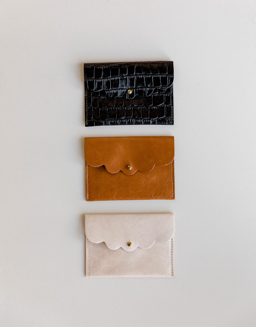 Trois variantes de notre porte-monnaie avec fermoir en cuir
